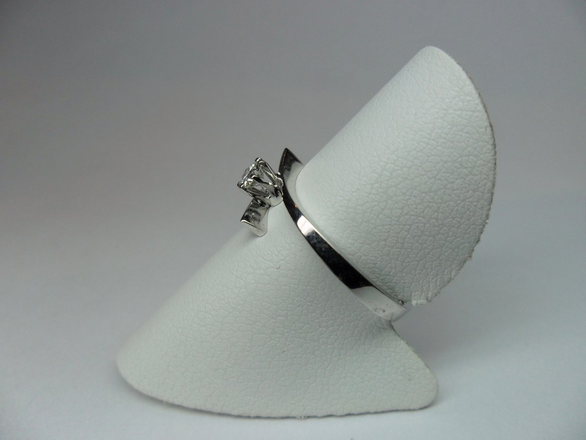 Twisted solitaire ring